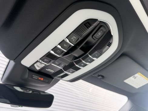 Certified 2024 Porsche Macan AWD/4WD image 30