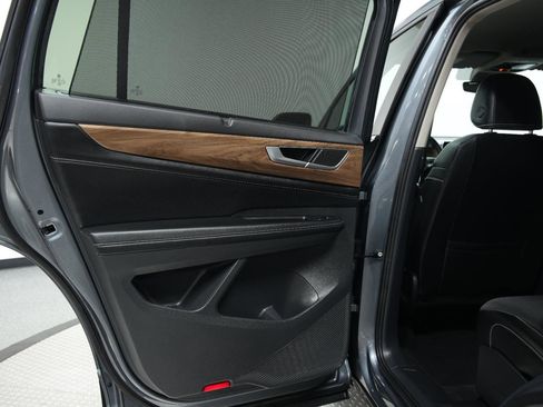 Used 2024 Volkswagen Atlas SE image 19