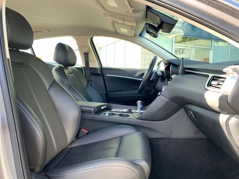 Used 2025 Genesis G70 2.5T image 36