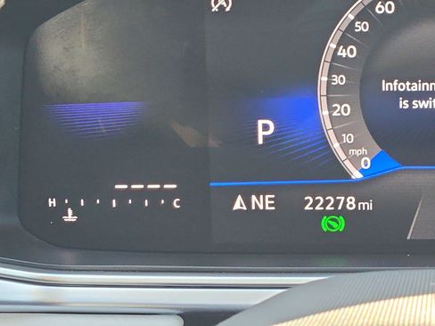 Used 2025 Volkswagen Taos SE image 21