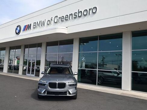 Used 2024 BMW X7 xDrive40i AWD/4WD image 3