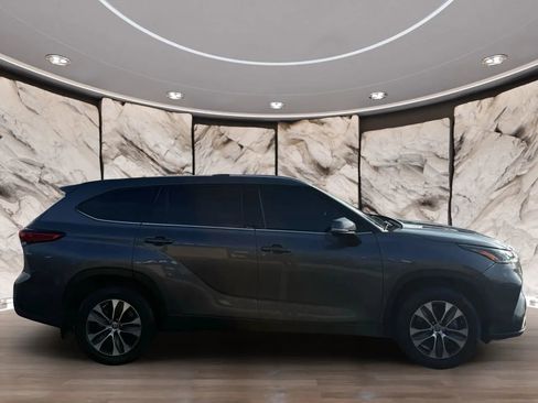 Used 2021 Toyota Highlander XLE image 2