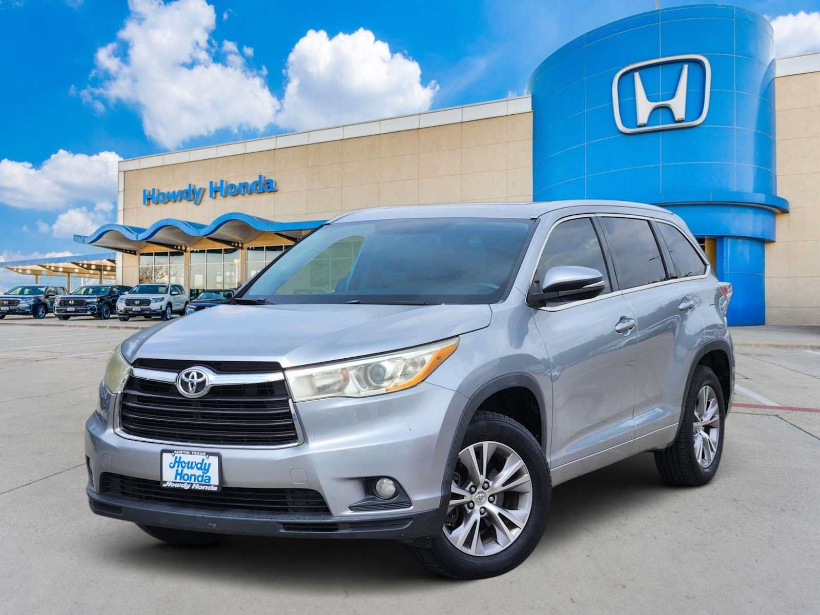 Used 2014 Toyota Highlander XLE FWD image 1