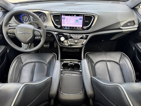 Used 2023 Chrysler Pacifica Limited w/ Uconnect Theater Family Group FWD image 20