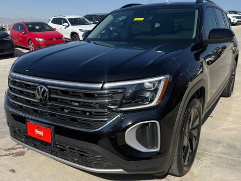 Used 2024 Volkswagen Atlas SE w/ Panoramic Sunroof Package FWD image 3