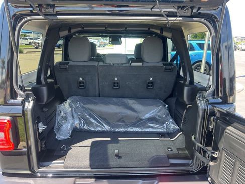 Used 2025 Jeep Wrangler Unlimited Sahara AWD/4WD image 46