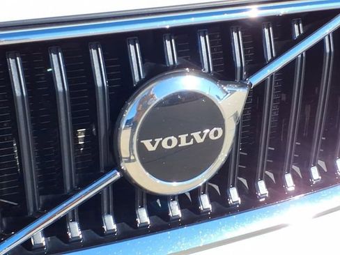 Used 2022 Volvo XC60 B5 Momentum image 27