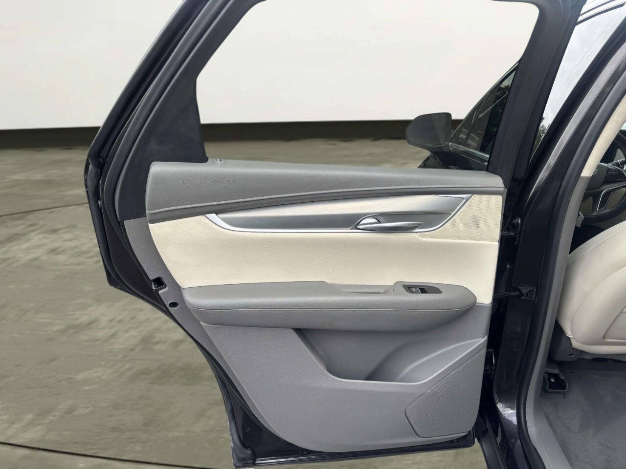Used 2018 Cadillac XT5 Luxury w/ Driver Awareness Package FWD image 17