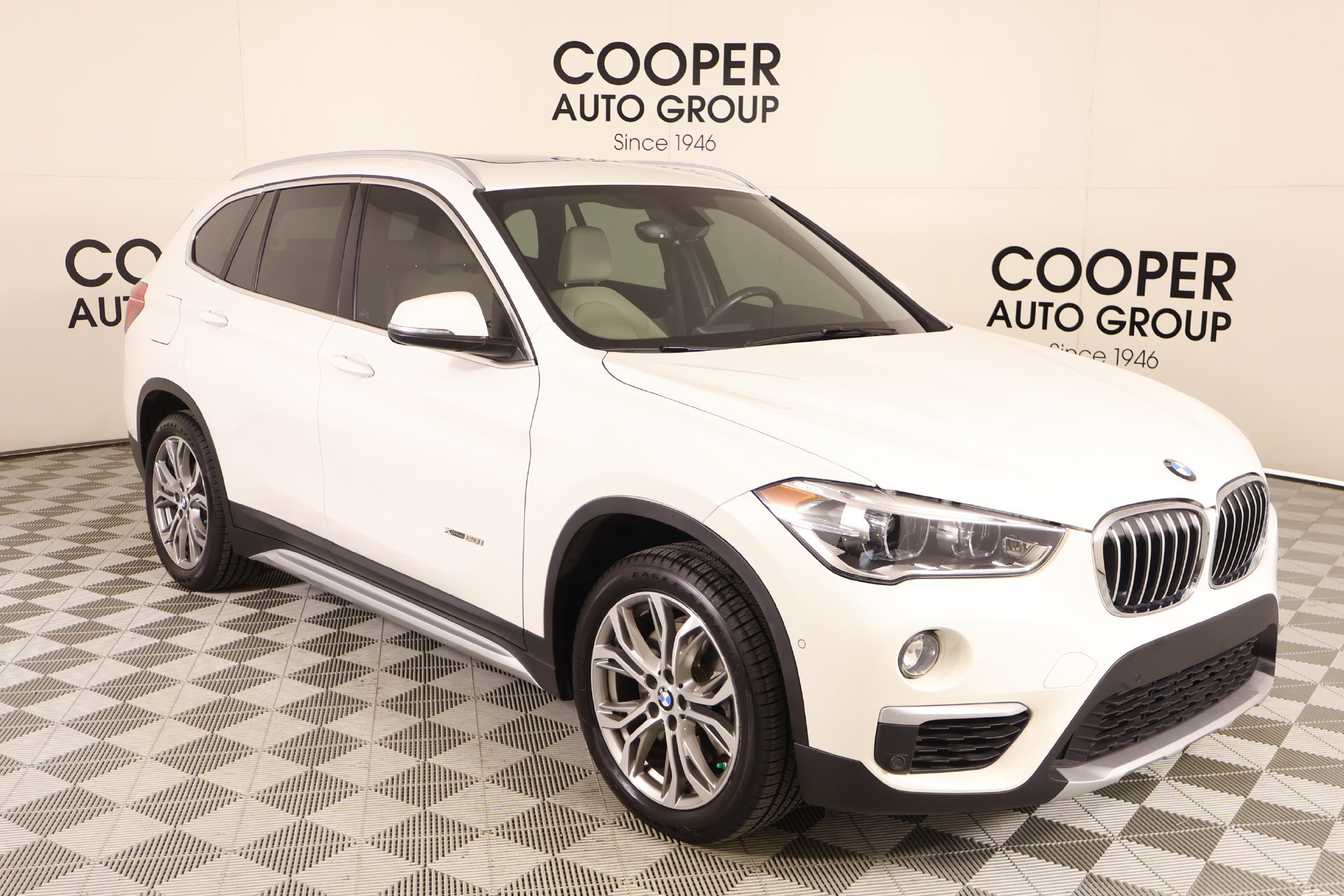 Used 2017 BMW X1 xDrive28i AWD/4WD image 1