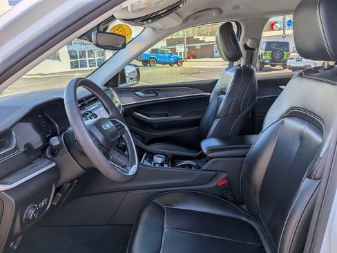 Certified 2023 Jeep Grand Cherokee Limited w/ Black Appearance Package AWD/4WD image 10