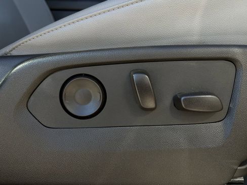 Used 2024 Chevrolet Suburban LT RWD image 27