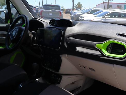 Used 2018 Jeep Renegade Latitude FWD image 36