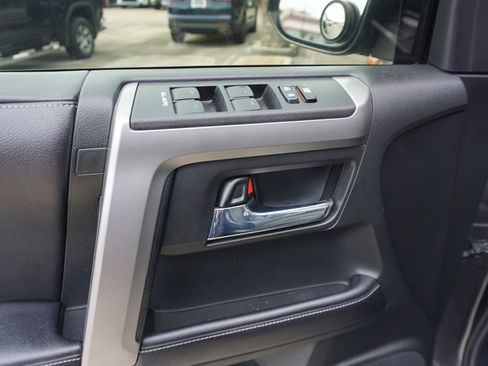 Used 2017 Toyota 4Runner SR5 Premium image 3