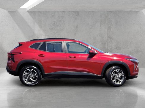 Used 2025 Chevrolet Trax LT w/ LT Convenience Package FWD image 4