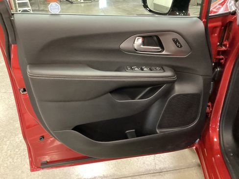 New 2026 Chrysler Pacifica Select FWD image 12