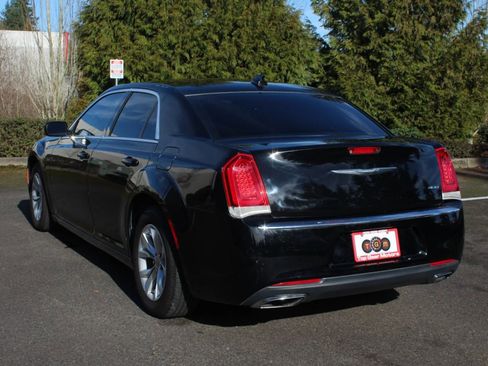 Used 2016 Chrysler 300 Limited w/ Driver Convenience Group image 4