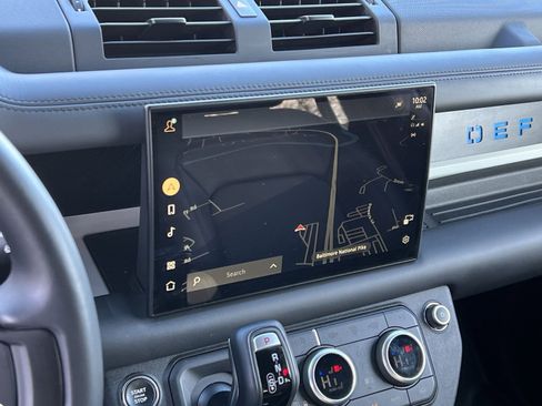 Used 2024 Land Rover Defender 110 SE image 18