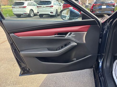 Used 2019 MAZDA MAZDA3 Hatchback w/ Premium Package image 10