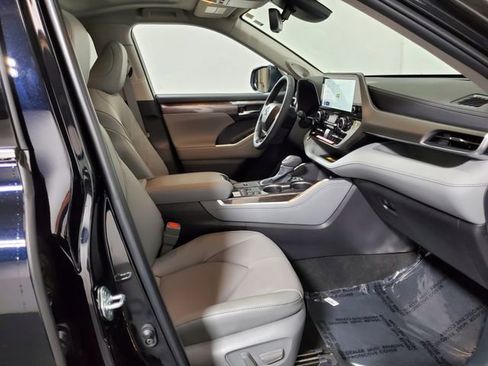 New 2026 Toyota Highlander Limited image 10