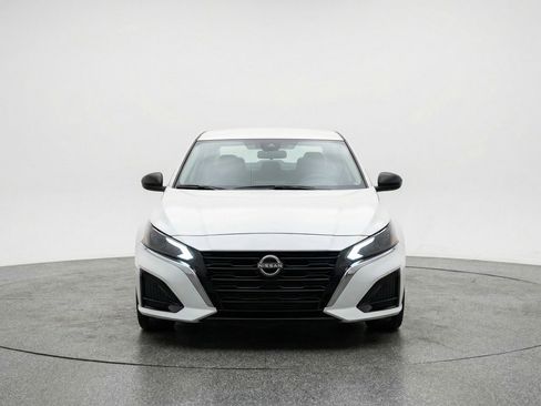 Used 2025 Nissan Altima 2.5 SV FWD image 2