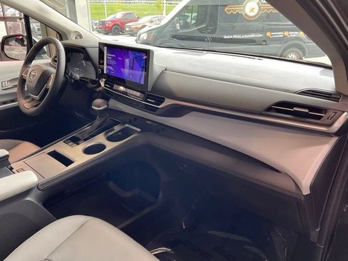 Certified 2025 Toyota Sienna XLE w/ XLE Plus Package AWD/4WD image 17