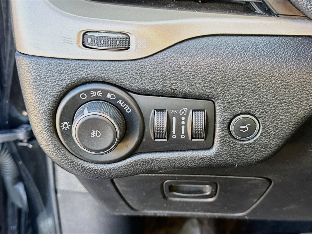 Used 2014 Jeep Cherokee Limited w/ Luxury Group FWD image 14