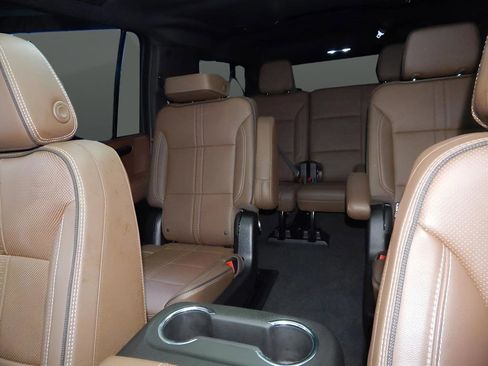 Used 2025 Chevrolet Suburban High Country AWD/4WD image 35