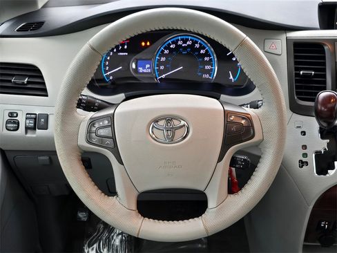 Used 2013 Toyota Sienna XLE image 19