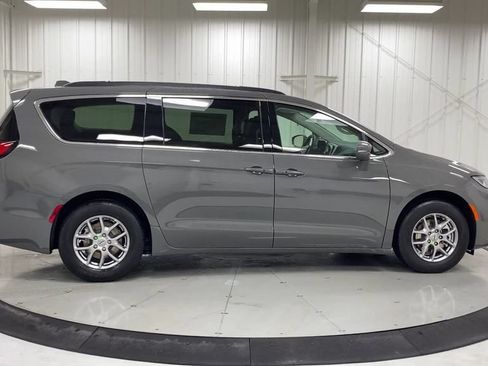 Used 2021 Chrysler Pacifica Touring w/ Uconnect Theater Family Group FWD image 9
