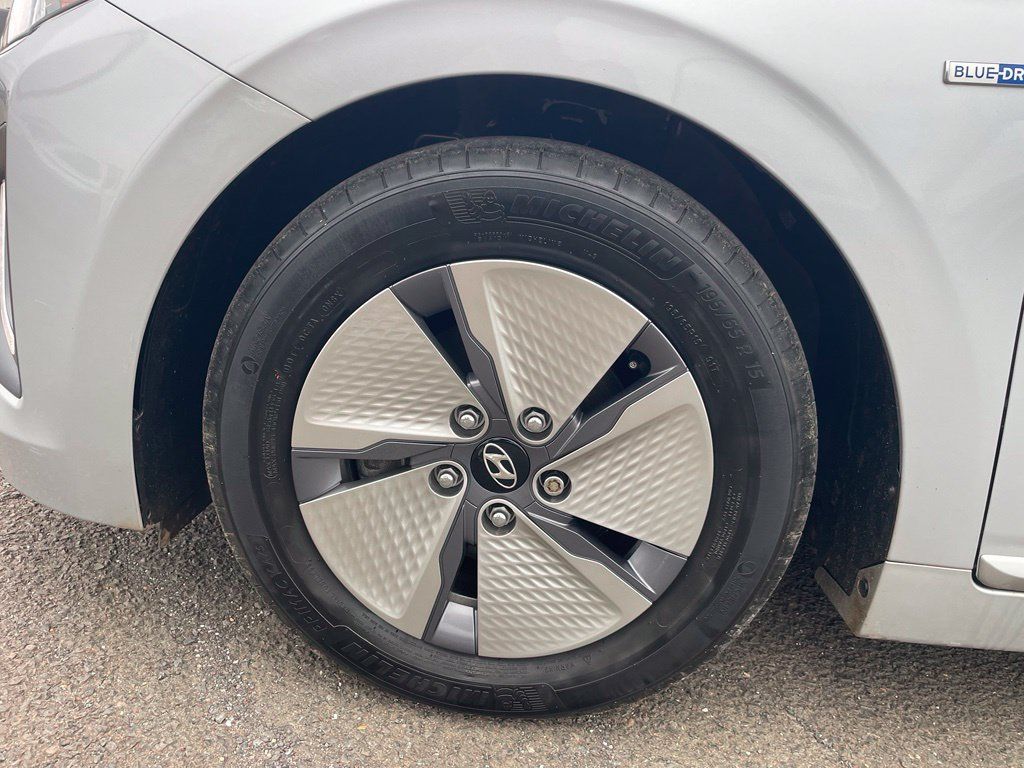 Used 2020 Hyundai Ioniq SE FWD image 21
