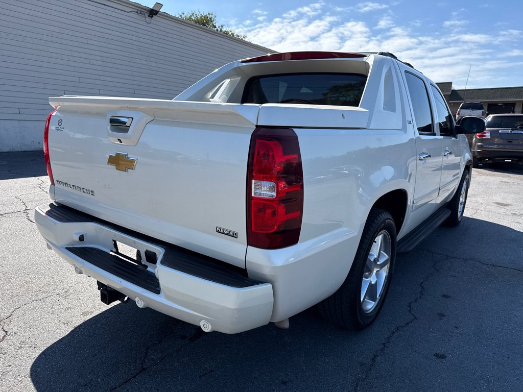 Used 2012 Chevrolet Avalanche LTZ RWD image 6