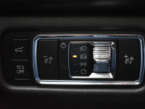 Used 2023 Lincoln Nautilus AWD w/ Premium Package image 19