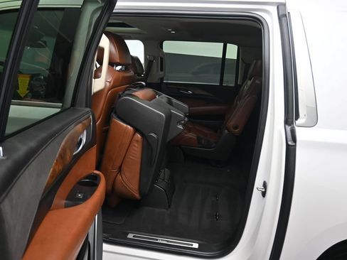 Used 2019 Cadillac Escalade ESV Luxury AWD/4WD image 36