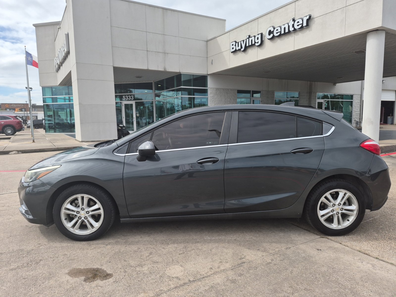 Used 2018 Chevrolet Cruze LT FWD image 2