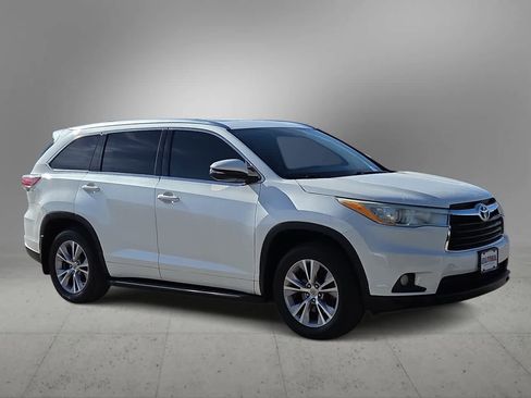 Used 2014 Toyota Highlander XLE image 2