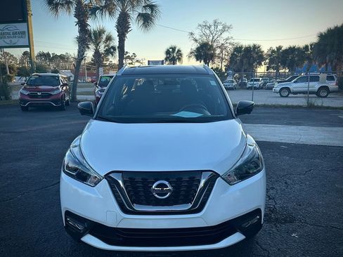 Used 2019 Nissan Kicks SR image 2