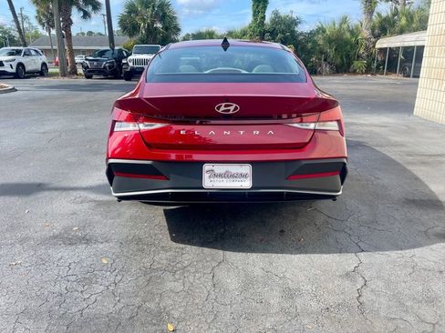 Used 2026 Hyundai Elantra SE FWD image 4