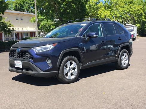 Used 2021 Toyota RAV4 XLE AWD/4WD image 1