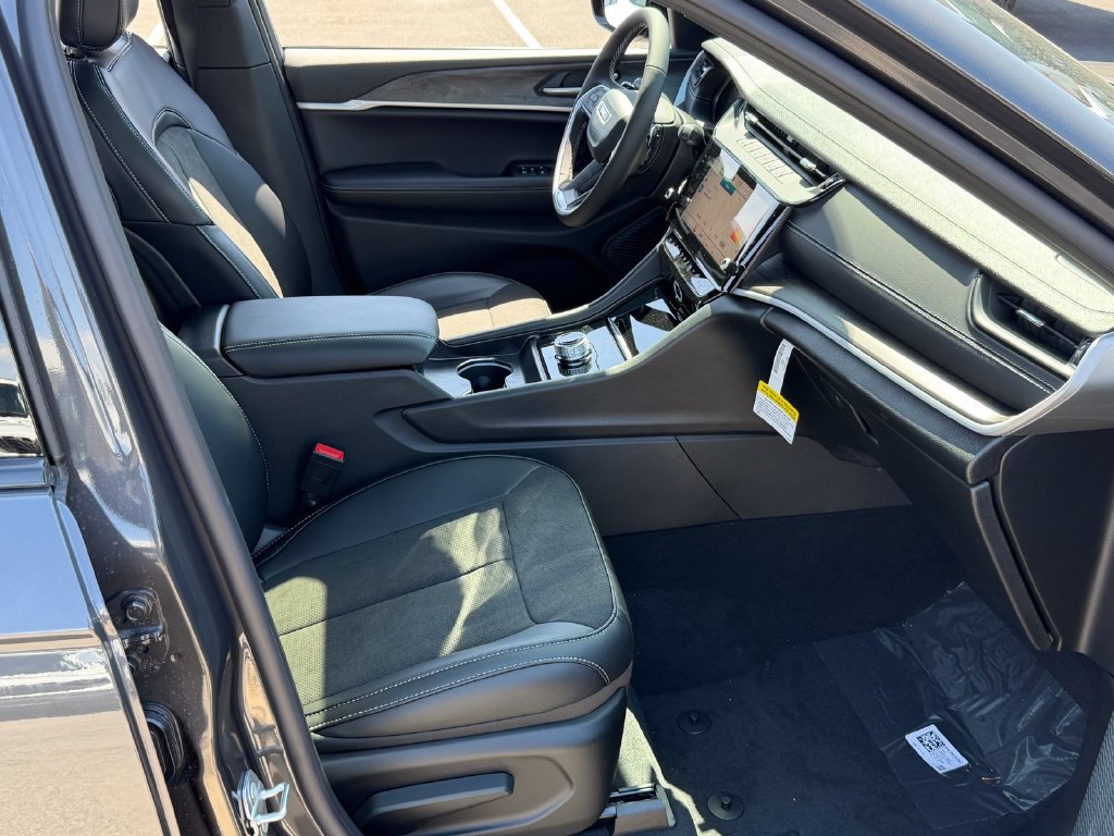New 2026 Jeep Grand Cherokee Altitude RWD image 18