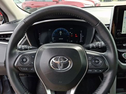 Used 2025 Toyota Corolla Cross XLE FWD image 19