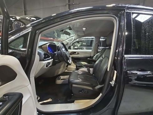 Used 2018 Chrysler Pacifica Touring-L image 3