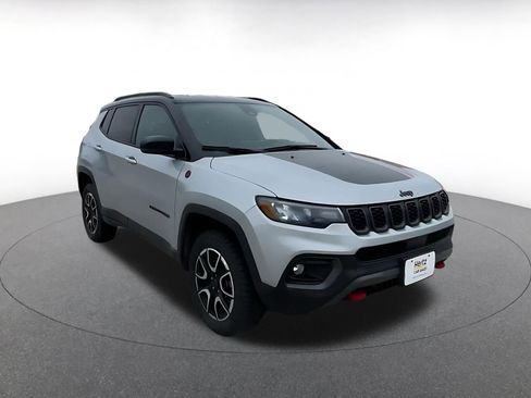 Used 2025 Jeep Compass Trailhawk image 3