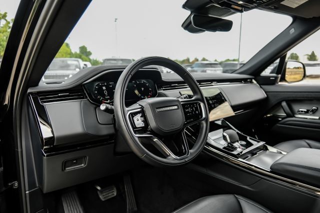 Used 2025 Land Rover Range Rover Sport SE AWD/4WD image 3