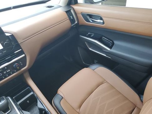 Certified 2025 Nissan Pathfinder Platinum FWD image 33