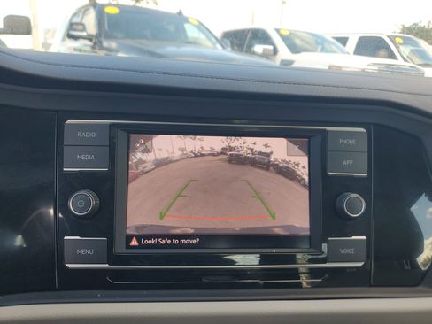 Used 2023 Volkswagen Jetta SE w/ Panoramic Sunroof Package image 9