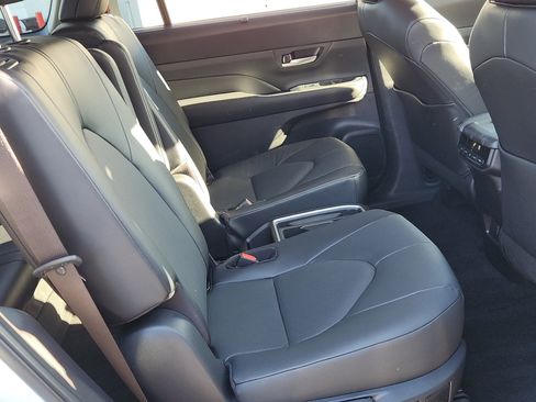Used 2025 Toyota Grand Highlander AWD image 32