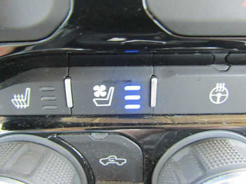 Used 2021 RAM 1500 Laramie AWD/4WD image 34