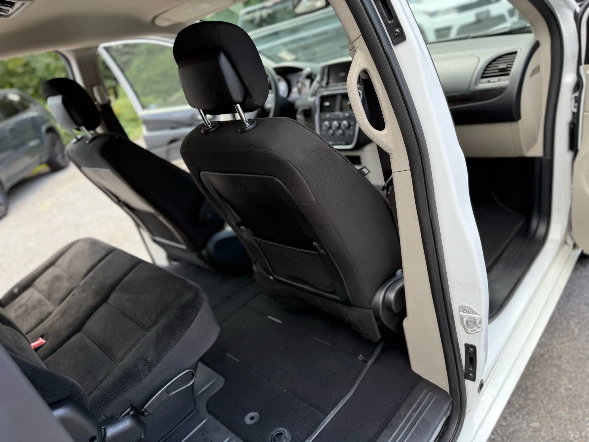 Used 2020 Dodge Grand Caravan SE w/ UConnect Hands-Free Group FWD image 12