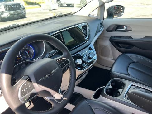 Used 2024 Chrysler Pacifica Touring-L FWD image 35
