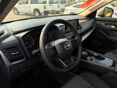 Used 2025 Nissan Rogue SV FWD image 15